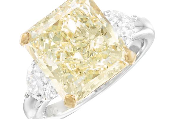 A 9,36 carat yellow diamond