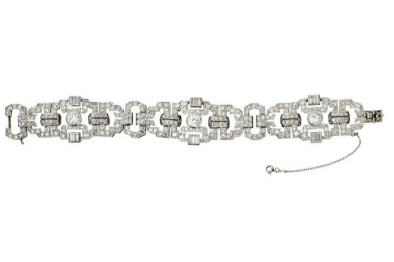 The antique jewellery is booming !
